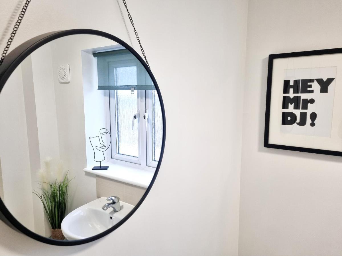 Modern & Spacious 3 Bedrooms And 2 Bathrooms Home, Free Parking! Кеймбридж Екстериор снимка
