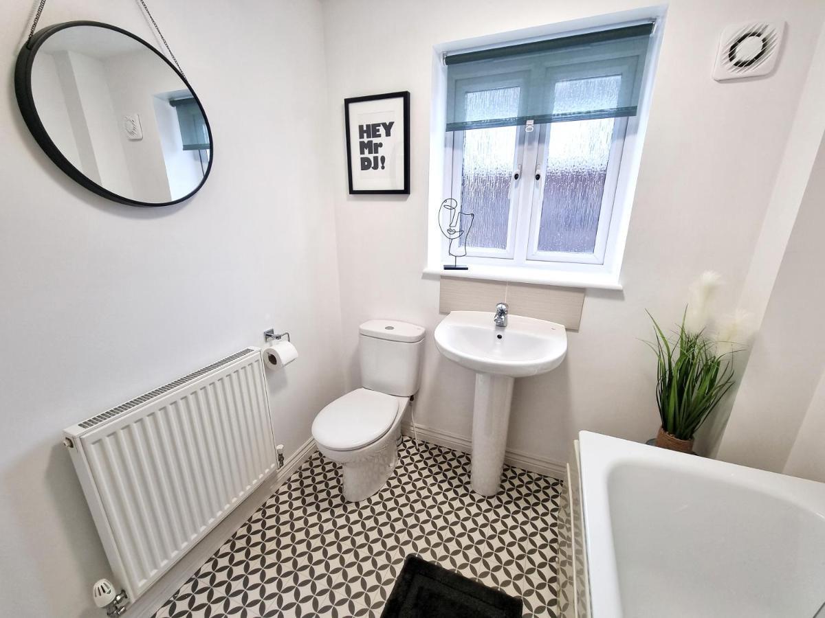Modern & Spacious 3 Bedrooms And 2 Bathrooms Home, Free Parking! Кеймбридж Екстериор снимка